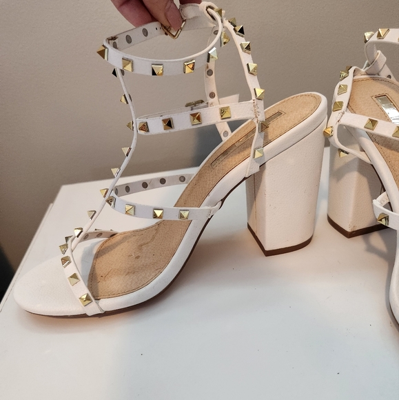 White strappy sandals w/ gold studs 7.5 - Picture 2 of 4